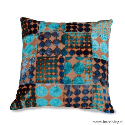 sierkussen van fluweel polka dot patchwork in turquoise blauw &amp; petrol tinten - velvet patchwork - 45 cm