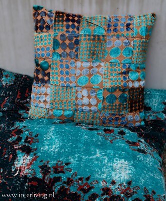 sierkussen van fluweel polka dot patchwork in turquoise blauw &amp; petrol tinten - velvet patchwork - 45 cm