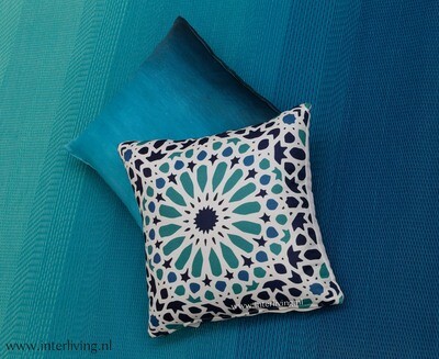 buitenkussen  in mozaiek zellige tegel patroon in multi blauw &amp; aqua tinten  -  eco plastic-  100% recycled soda flessen -  boho chic tuin styling