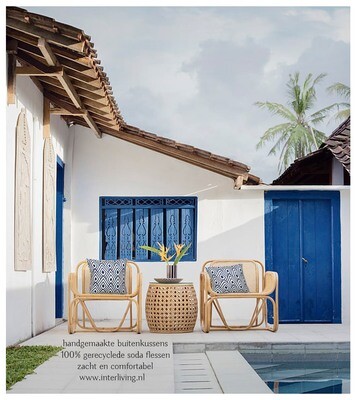buitenkussen oosterse boho chic met geometrische blauw wit ruit patroon  -  eco plastic-  100% recycled soda flessen - outdoor tuin styling