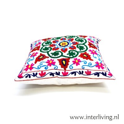 kussen "bont bohemian hippy stijl" 45 cm - kleurrijk Etnic Suzani borduurwerk op wit - handgemaakt van katoen