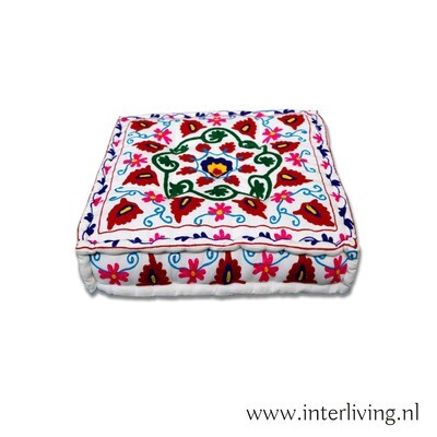 matraskussen "bont bohemian hippy stijl" 45 cm - kleurrijk Etnic Suzani borduurwerk op wit - handgemaakt van katoen