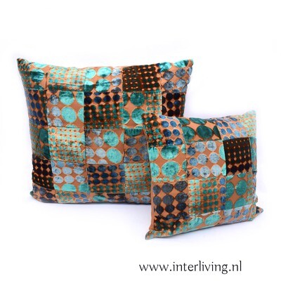 sierkussen van fluweel polka dot patchwork in turquoise blauw & petrol tinten - velvet patchwork - 60 cm