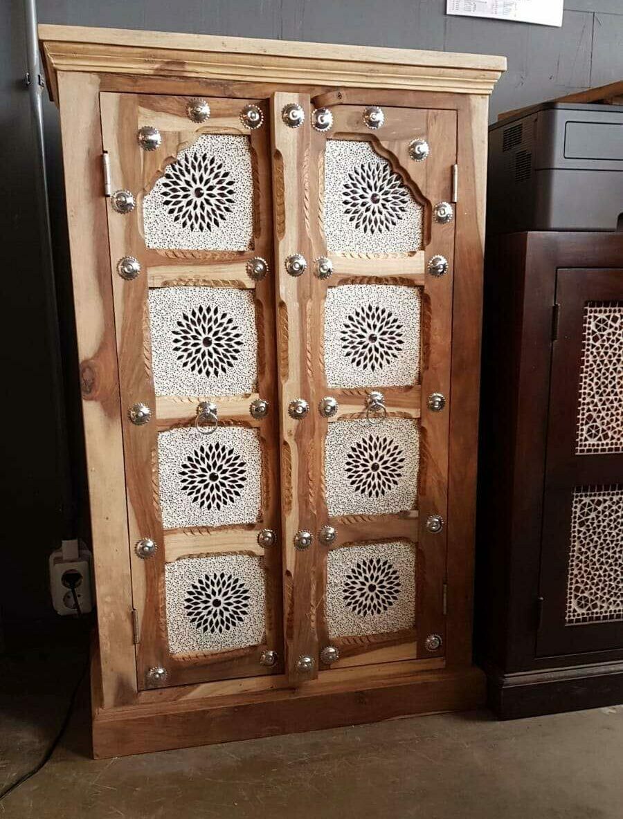 kastje met paarse mozaïek (met kralen)  panelen en zilverkleurig beslag