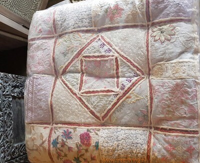 vloerkussen wit patchwork met diverse tinten sari borduurwerk