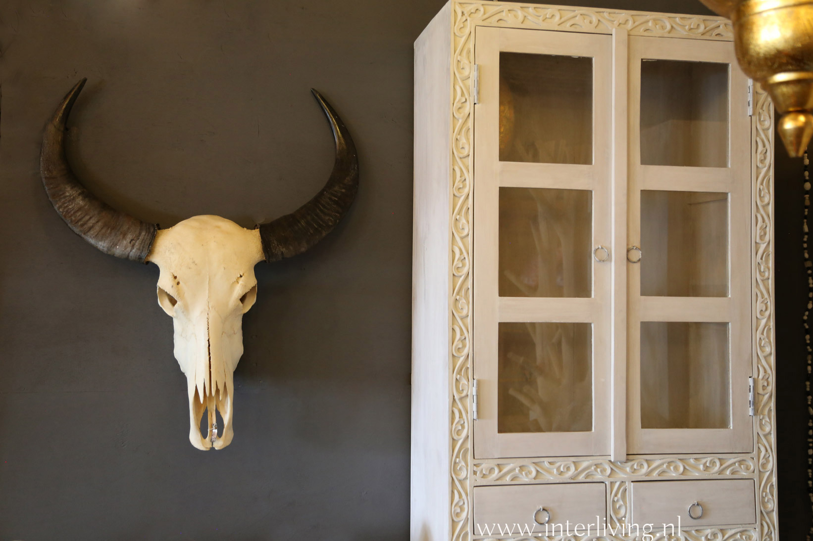 Waterbuffel schedel - Ibiza style skull- - stijlvolle muurdecoratie voor je  interieur - wit grijs zwart - dierenkop voor aan de muur