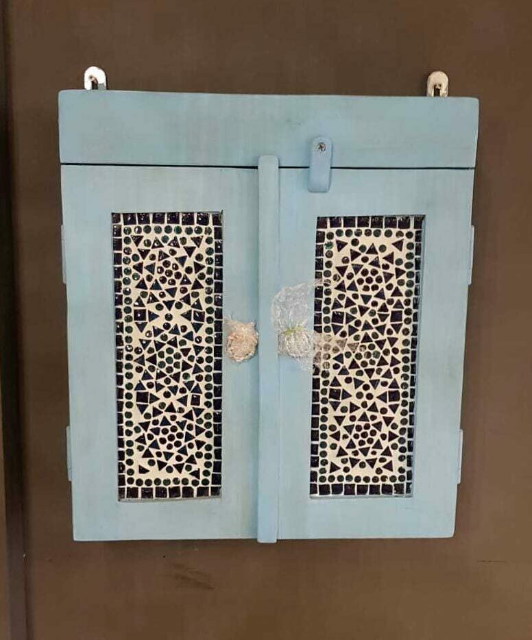 kastje licht blauw met blauw mozaiek