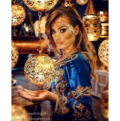 Hanglamp 5 ronde zwarte bollen met gouden binnenkant - oosters model van vintage  filigrain metaal met gaatjes patronen - Egyptisch / Marokkaanse stijl sfeerverlichting uit India
