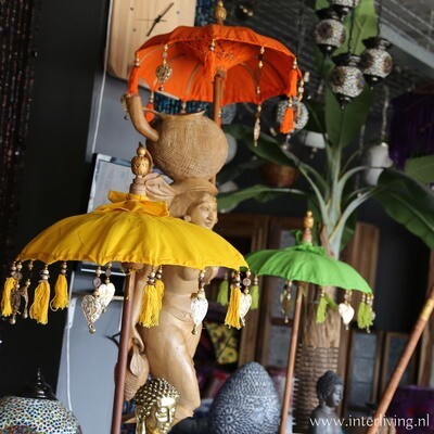 tafelparasol uit Bali 50 cm - Tedung - versierde kleine Balinese parasols met kwastjes en hangers in de kleuren wit / geel / groen / roze / paars en oranje - handgemaakt met teakhout voet