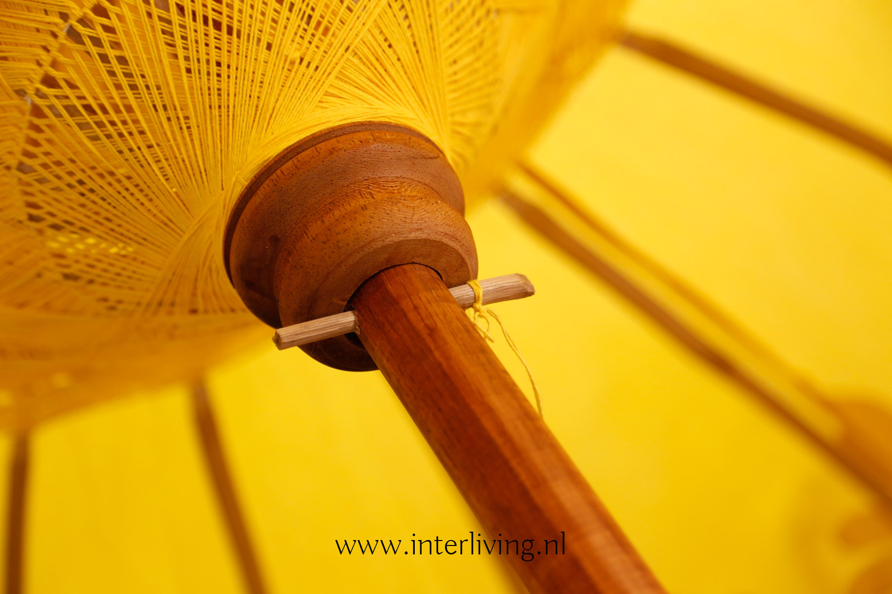 parasol uit Bali XL 200 cm - Balinese stijl met versierde fringed franje  rand en goud patronen - kleur wit / geel / groen / roze / paars en oranje -  handgemaakt met houten stok