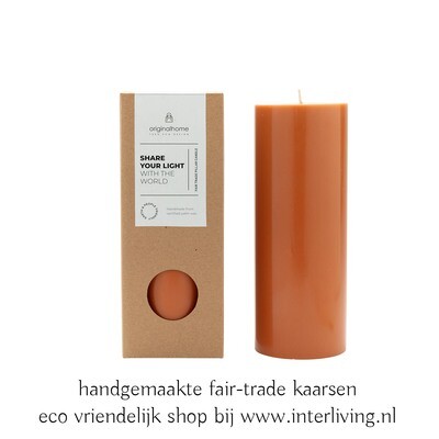 stompkaars stompkaars "Karma & rituelen" handgemaakt uit Java - hoog model - kleur: cognac bruin. Fair trade & milieuvriendelijk "Share your light with the world" #kaarsjesaan van Original Home