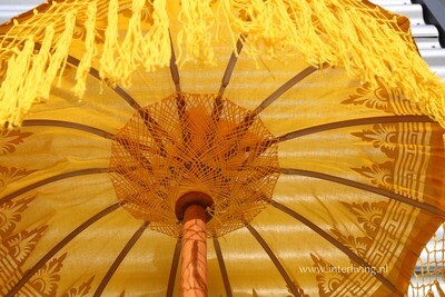 parasol uit Bali XL 200 cm - Balinese stijl met versierde fringed franje rand en goud patronen - kleur wit / geel / groen / roze / paars en oranje - handgemaakt met houten stok