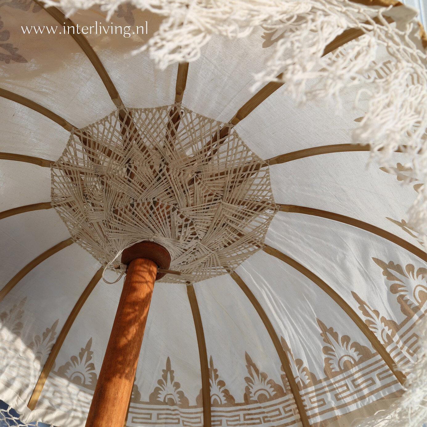 Balinese parasol L - doorsnede 90 cm / hoogte 250 cm - versierde Bali parasols met ronde franje rand en geverfde gouden motieven. Kleur wit / geel / groen / roze / paars en oranje -, Maat: wit
