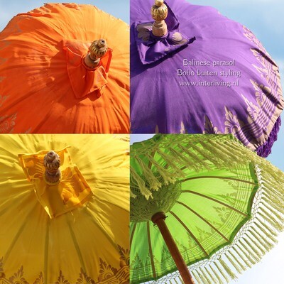 parasol Bali style handgemaakt diameter 80 cm / 250 cm hoog - versierde Balinese ronde parasols met franje rand en goud verf design. Kleur wit / geel / groen / roze / paars en oranje parasol Bali style handgemaakt diameter 80 cm / 250 cm hoog - versierde Balinese ronde parasols met franje rand en goud verf design. Kleur wit / geel / groen / roze / paars en oranje