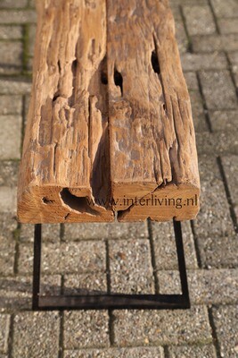 Oude spoorwegbielzen eetbank - antiek langwerpig model met frame van staal - handgemaakt van hergebruikt massief teakhout - landelijke stoere stijl - Original Home - eco uniek design