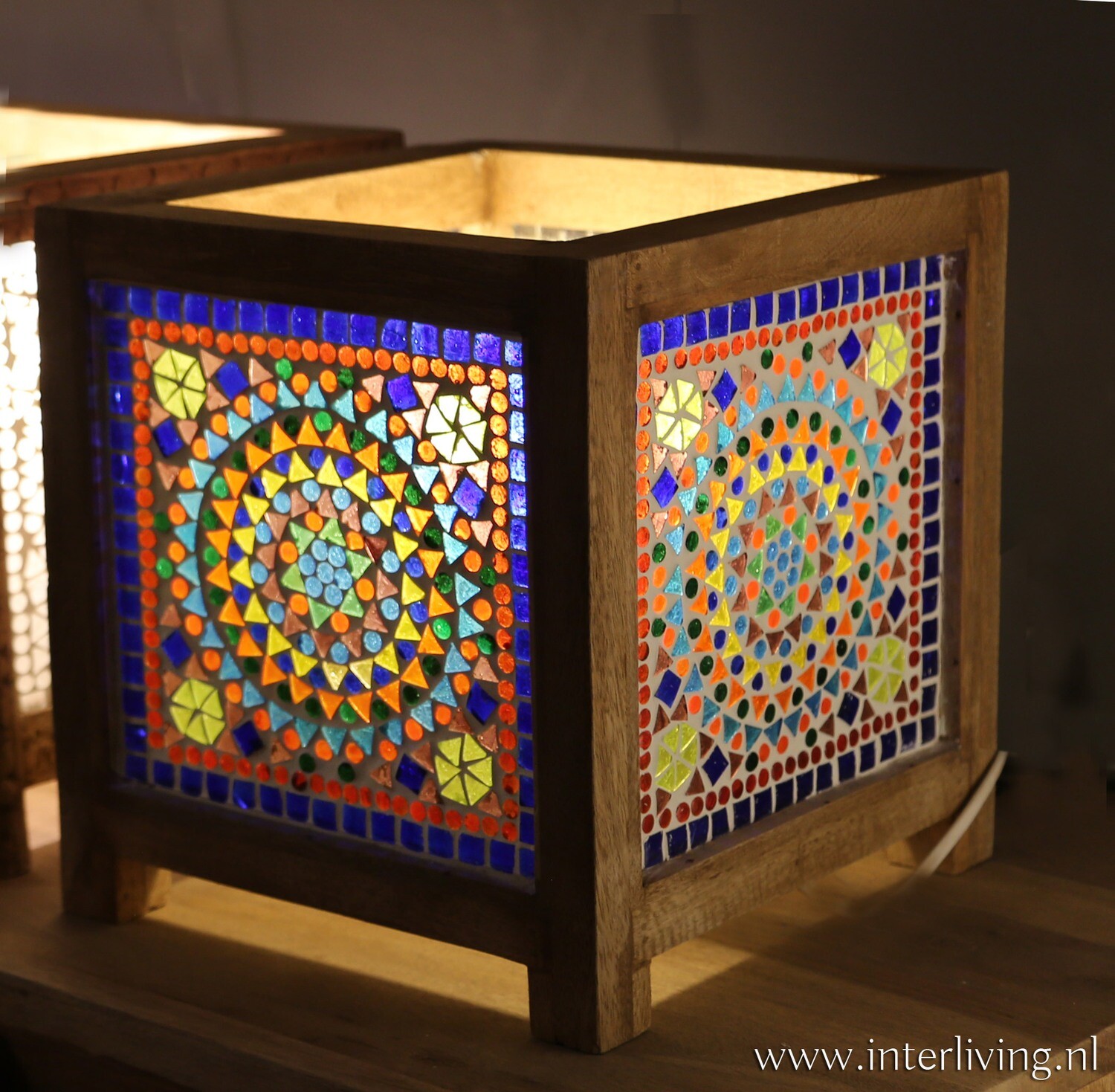 tafellamp "La bella Luz" vierkant kubus model - open  bovenkant - naturel mangohouten frame - mozaïek panelen kleurrijk glas - 25 cm
