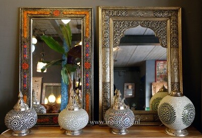 Arabische spiegel "Marrakesh"- oosterse wanddecoratie van zilver &amp; goud kleurige filigraan messing look. De lijst is ingelegd met Marokkaans patroon rode rozet &amp; oranje &amp; blauw - 120 cm x 80 cm