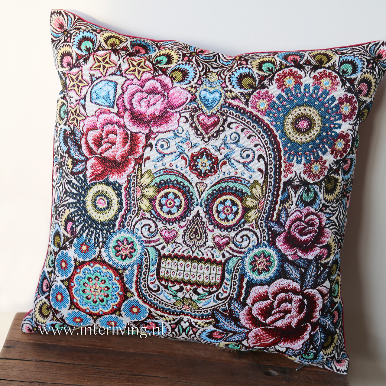 kussen "Fiesta Mexico" Mexicaanse schedel hippy style - 45 cm - kleurrijk geweven en omkeerbaar  - handgemaakt van jacquard stof met velvet achterkant rood (Dia de los muertos) Bohemian stijl