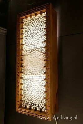 Jodhpur wandlamp van massief mangohout met 3D houtsnijwerk & glas mozaiek / wit tinten - handgemaakt uit India - 60 cm