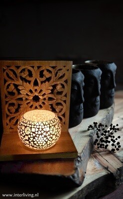 Boho houten kandelaar met houtsnijwerk van mandala patroon - white washed mangohout - decoratief staand vierkant paneel met grote waxinehouder - Indiaas mozaiek