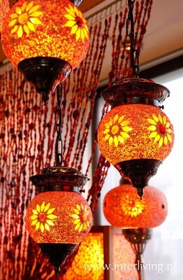 hanglamp met 5 bollen mozaïek & kralen rood/oranje hanglamp met 5 bollen mozaïek & kralen rood/oranje