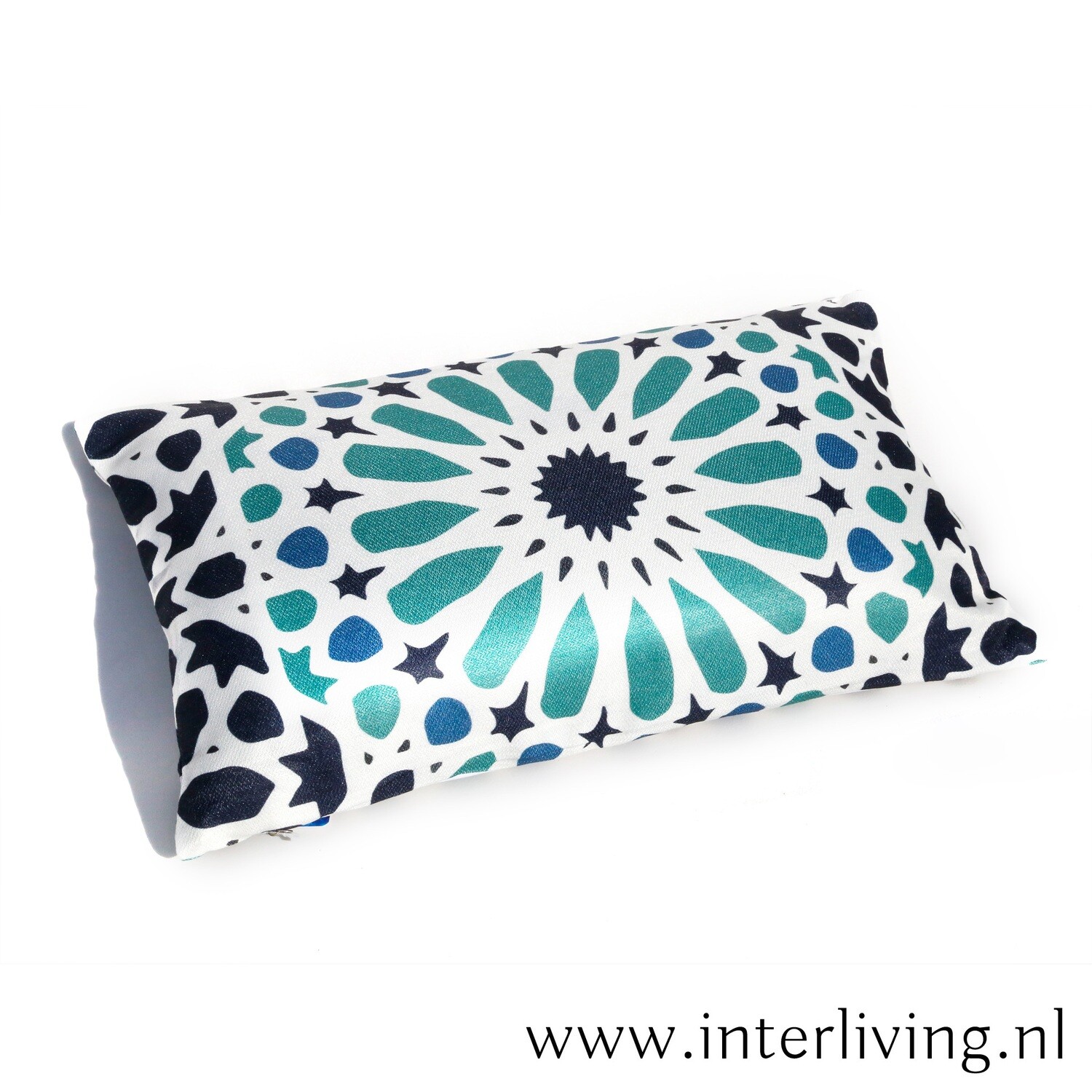 luxe zacht buitenkussen Marrakesh - mozaiek zellige tegel patroon in multi blauw &amp; aqua tinten  -  eco plastic-  100% recycled soda flessen -  boho chic tuin styling