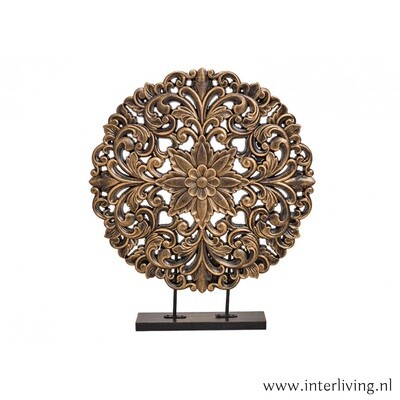Boho lotus bloem - houtsnijwerk Mandala op zwarte voet - ornament van warm goud op standaard - styling & decoratieve woonaccessoires voor je interieur Boho lotus bloem - houtsnijwerk Mandala op zwarte voet - ornament van warm goud op standaard - styling & decoratieve woonaccessoires voor je interieur
