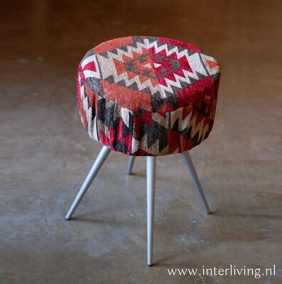 vintage kruk rond / retro model met velvet kelim stof in aarde tinten / diep rood / 45 cm hoog model vintage kruk rond / retro model met velvet kelim stof in aarde tinten / diep rood / 45 cm hoog model