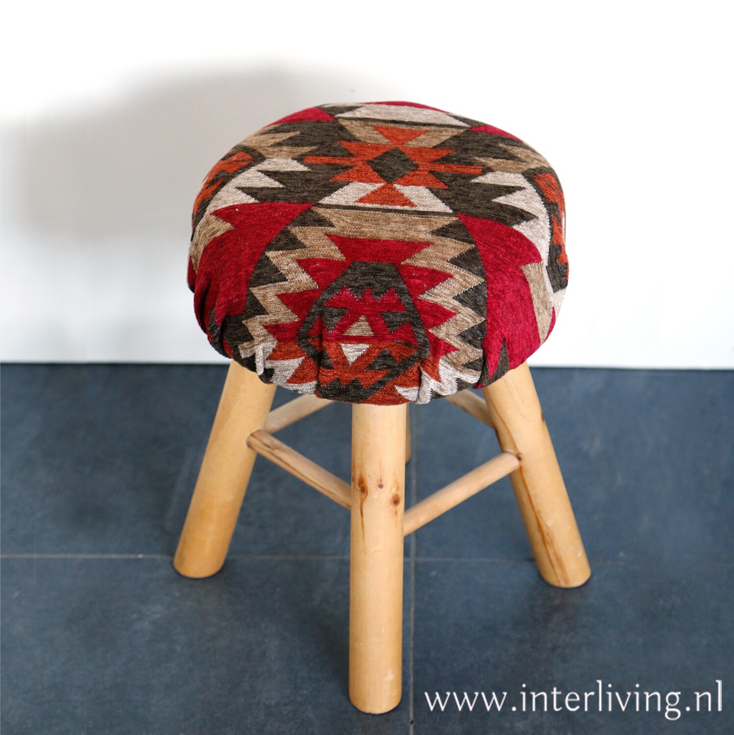 ronde velvet kruk - kelim rood met naturel hout  42 cm hoog - landelijk