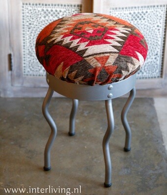 vintage kruk rond / retro model met velvet kelim stof in aarde tinten / diep rood - 50 cm hoog vintage kruk rond / retro model met velvet kelim stof in aarde tinten / diep rood - 50 cm hoog