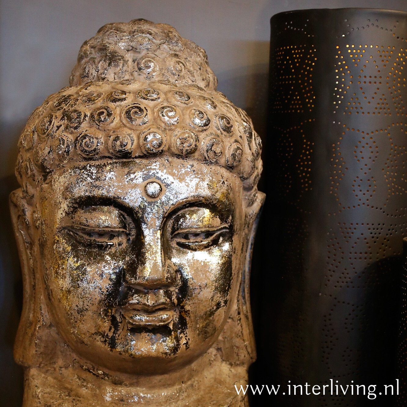 Boeddha hoofd - grijsbeton look met zilver - vintage steen op sokkel - 70 cm hoog - tuindecoratie beeld van mixt materiaal