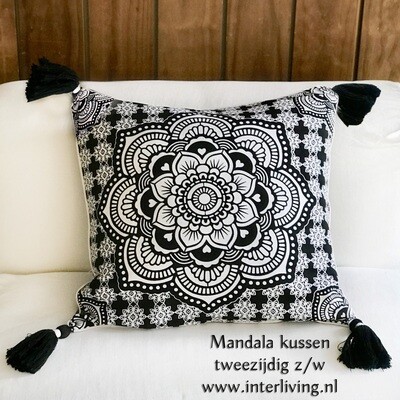 Mandala kussenhoes met kwasten - dubbelzijdig - Boho chic kussensloop 50 x 50 cm - zwart met crème wit rond patroon - geometrisch cirkel design Mandala kussenhoes met kwasten - dubbelzijdig - Boho chic kussensloop 50 x 50 cm - zwart met crème wit rond patroon - geometrisch cirkel design