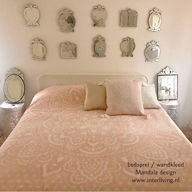 Mandala bedsprei of wandkleed - roze muurdecoratie in Boho chic design met een hemels ronde witte cirkel met Mandala patroon