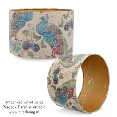 Beige lampenkap: velvet Peacock Paradise birds - patroon met pauw & botanische motieven op beige / zand kleur - fluweel met goud - ronde kap van stof - cilinder Beige lampenkap: velvet Peacock Paradise birds - patroon met pauw & botanische motieven op beige / zand kleur - fluweel met goud - ronde kap van stof - cilinder