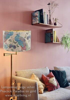Beige lampenkap: velvet Peacock Paradise birds - patroon met pauw &amp; botanische motieven op beige / zand kleur - fluweel met goud - ronde kap van stof - cilinder