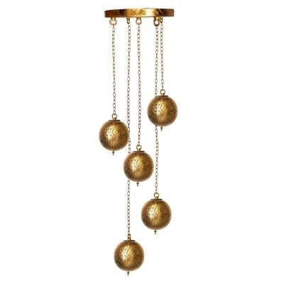 Hanglamp 5 ronde goudkleurige bollen - oosters model van vintage filigrain metaal met gaatjes patronen - Egyptisch / Marokkaanse stijl sfeerverlichting uit India Hanglamp 5 ronde goudkleurige bollen - oosters model van vintage filigrain metaal met gaatjes patronen - Egyptisch / Marokkaanse stijl sfeerverlichting uit India