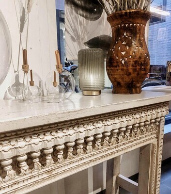 sidetable  "Ibiza" van white washed mangohout (100 cm breed)  met sierlijk houtsnijwerk uit India / haltafel / bohemian stijl