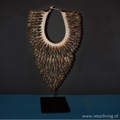 schelpenketting donker "brown angelwings" - schelpenkraag op standaard - ornament schelpendecoratie - Bali Boho Ibiza Eric Kuster style