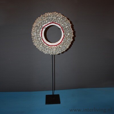 schelpenketting / ronde schelpenkraag met grijze zeeslak huisjes &amp; rode kralen op standaard - ornament schelpendecoratie - Bali Boho Ibiza Eric Kuster style