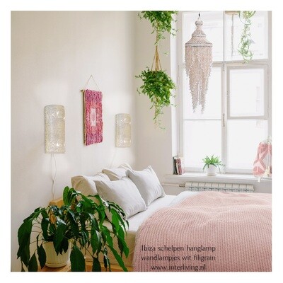 Ibiza schelpen hanglamp "Estrella" van witte &amp; beige zeeslak schelpjes uit Bali Indonesië - bohemian kroonluchter style - decoratie  windgong