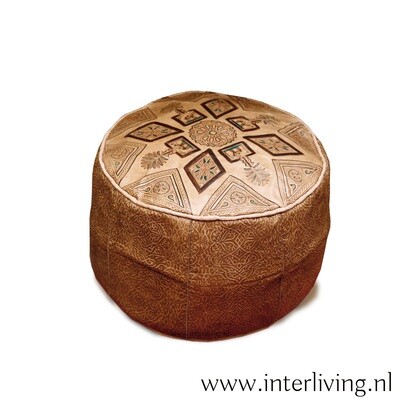 Poef rond van Marokkaans leer - naturel / cognac bruin camel model / handgemaakt met reliëf & gekleurde Arabische patronen - vintage Marrakesh style Poef rond van Marokkaans leer - naturel / cognac bruin camel model / handgemaakt met reliëf & gekleurde Arabische patronen - vintage Marrakesh style