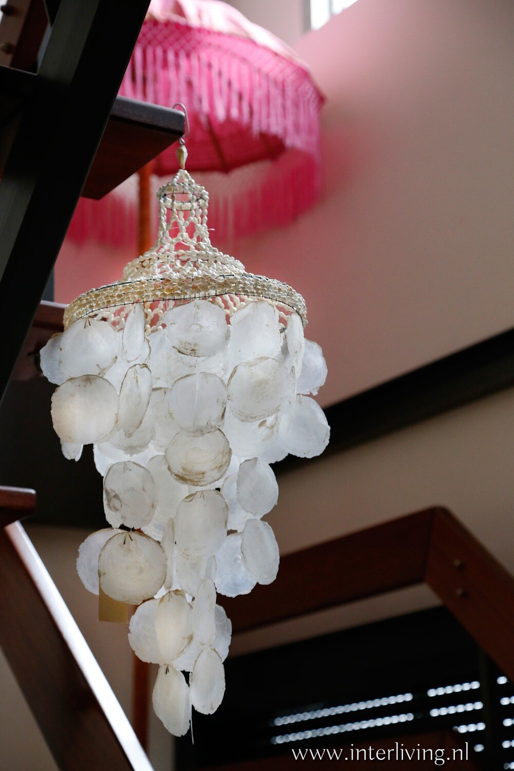 Ibiza schelpen windgong of hanglamp "Miramar" van witte zeeslak schelpjes  uit Bali Indonesië - kroonluchter / decoratie
