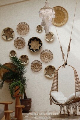 Ibiza schelpen windgong of hanglamp "Miramar" van witte zeeslak schelpjes uit Bali Indonesië - kroonluchter / decoratie