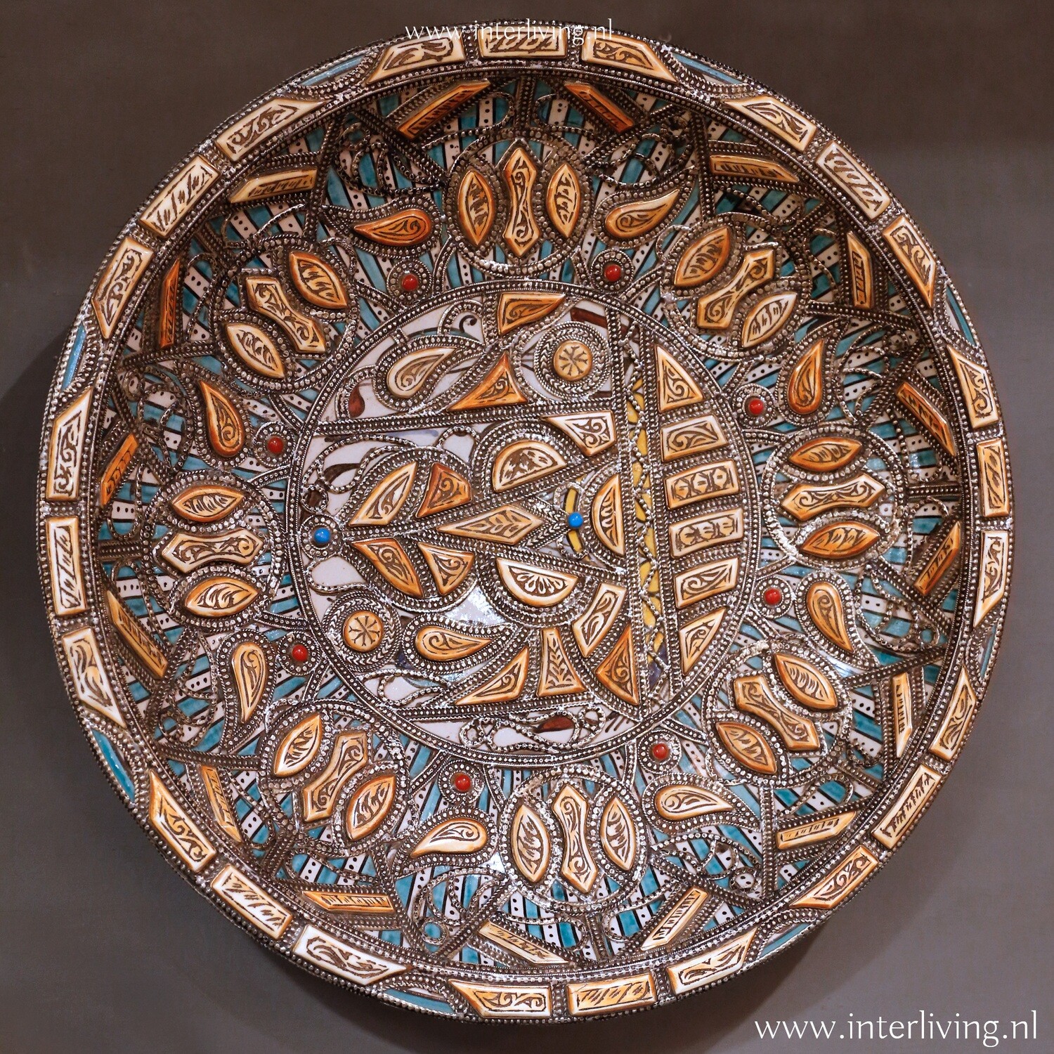 Arabisch bohemian aqua muur deco - XL Bord Ø 50 cm - traditioneel handgemaakt Marokkaans aardewerk - muur of wand decor met verzilverd sierwerk