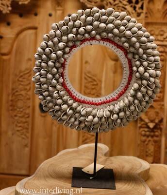 schelpenketting / ronde schelpenkraag met grijze zeeslak huisjes & rode kralen op standaard - ornament schelpendecoratie - Bali Boho Ibiza Eric Kuster style schelpenketting / ronde schelpenkraag met grijze zeeslak huisjes & rode kralen op standaard - ornament schelpendecoratie - Bali Boho Ibiza Eric Kuster style