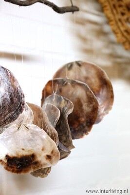 Ibiza oester schelpen windgong van zilver &amp; grijs parelmoer - grote schelpen uit Bali Indonesië - tuindecoratie / muurdecoratie / wandhanger / raamdecoratie