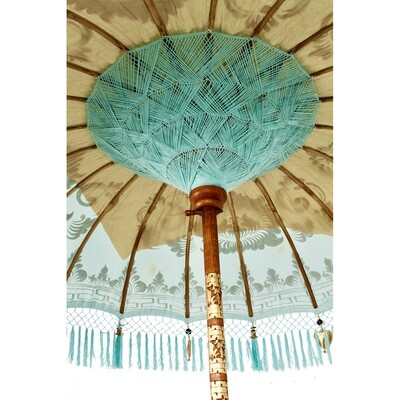 Grote Balinese parasol - Boho buiten styling -  255 x 185 cm - wit / goud / babyblue met gouden versiering