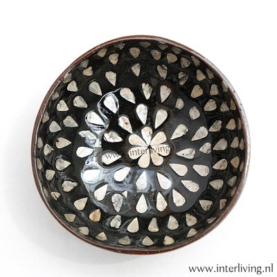halve kokosnoot kom zwart wit / bamboe bol halve kokosnoot kom zwart wit / bamboe bol "Silver drop flower" - natuurlijk gevormde bowl met parelmoer - oosters eco bakje uit Vietnam - oriëntal chic styling -Boho bowls