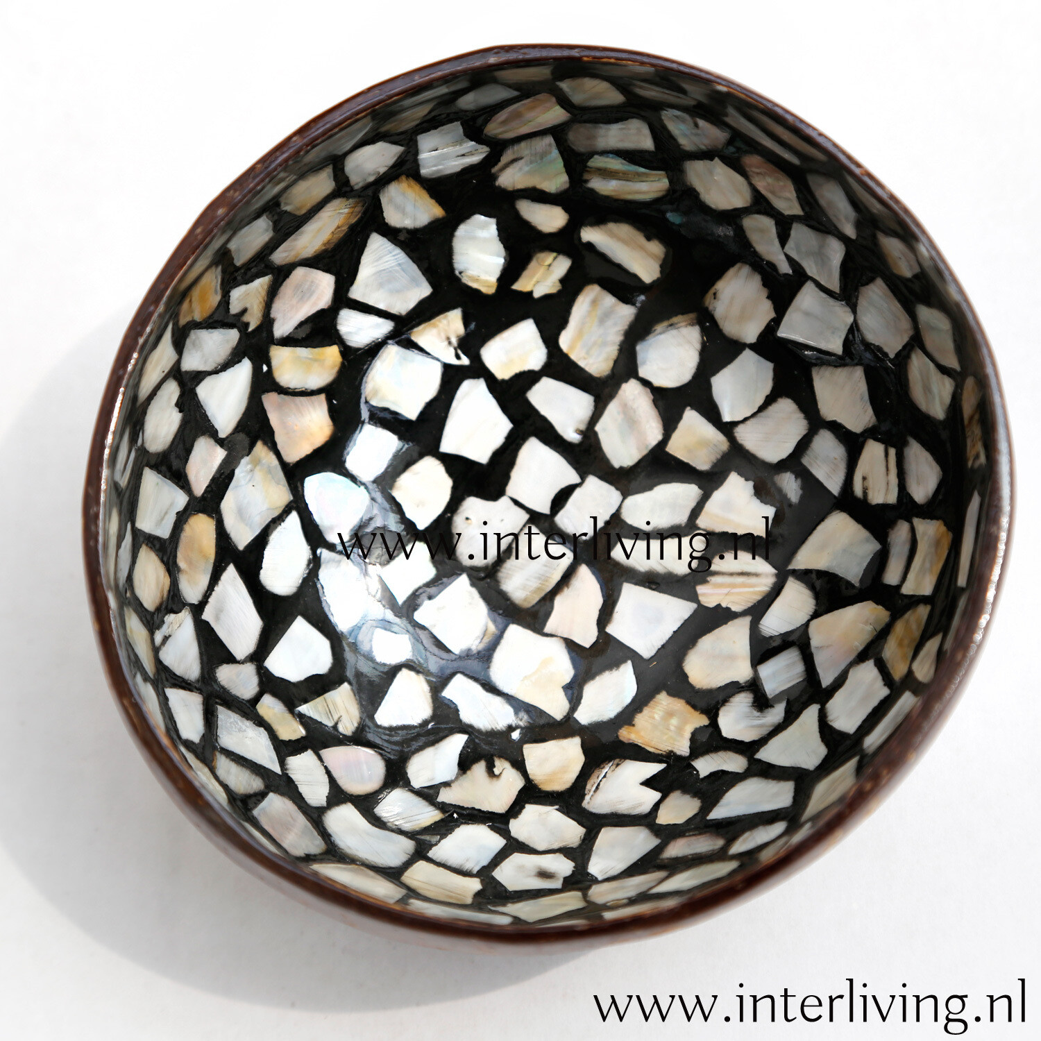 halve kokosnoot kom / bamboe bol "Bright Silver" - natuurlijk gevormd schaaltje met zilver wit parelmoer op zwart hout - oosters eco bakje uit Vietnam - oriëntal Boho bowl