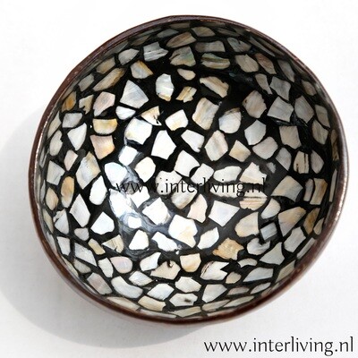 halve kokosnoot kom / bamboe bol halve kokosnoot kom / bamboe bol "Bright Silver" - natuurlijk gevormd schaaltje met zilver wit parelmoer op zwart hout - oosters eco bakje uit Vietnam - oriëntal Boho bowl